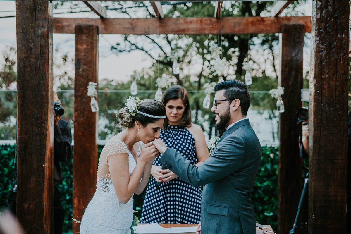 noiva beijando a mão do noivo após a troca de alianças