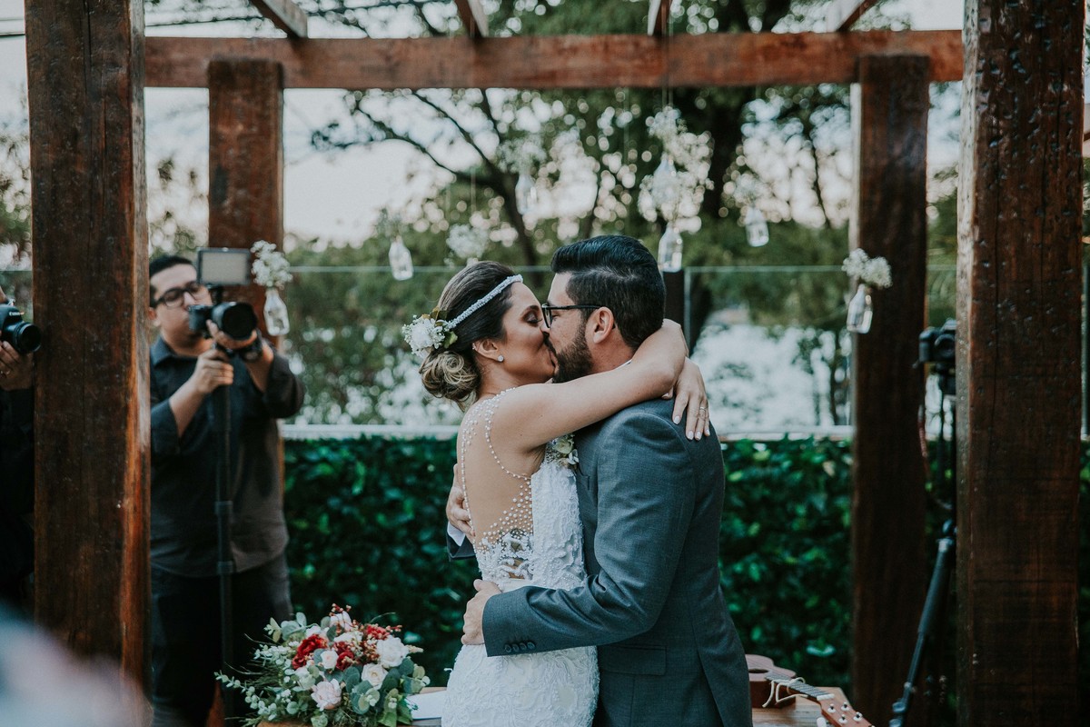 beijo dos noivos apos o casamento inspirador durante o dia em um sitio em Belo Horizonte