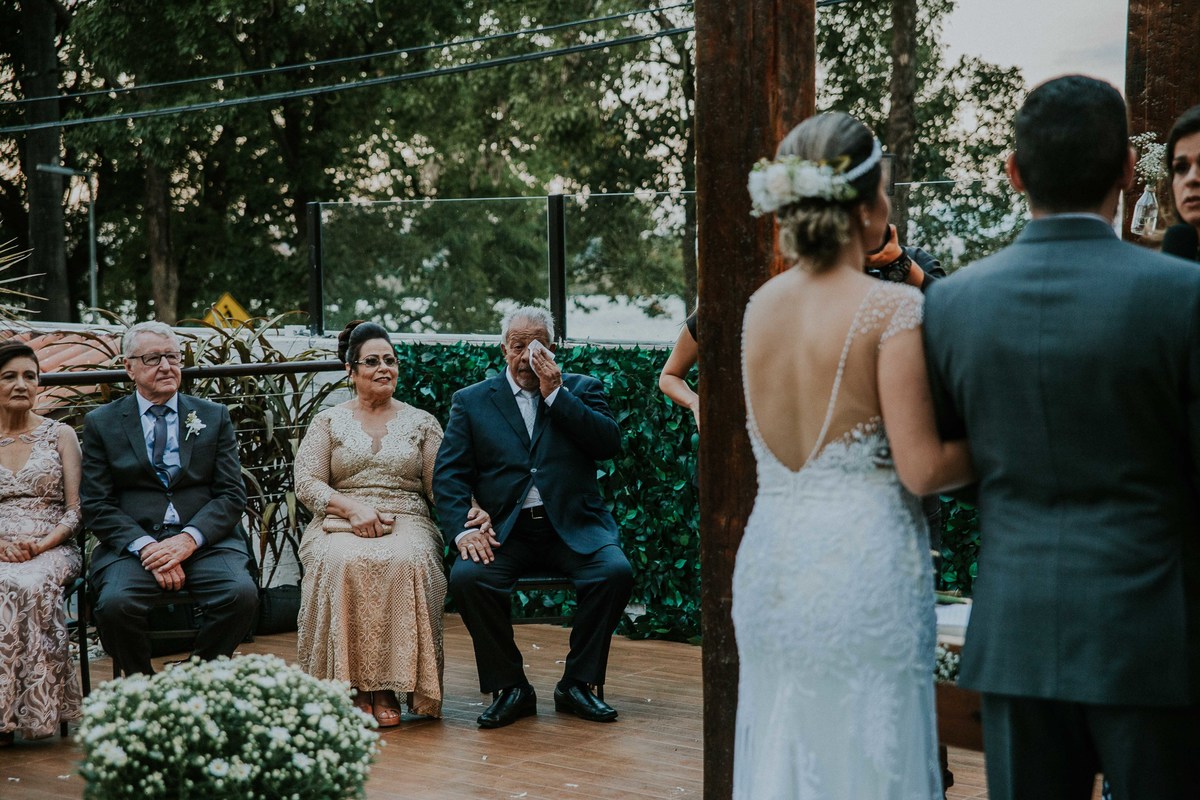 pai da noiva emocionado ao ver a filha se casando