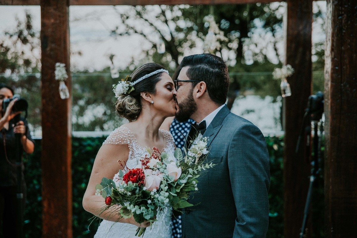 Beijo de casamento durante a cerimonia durante o dia