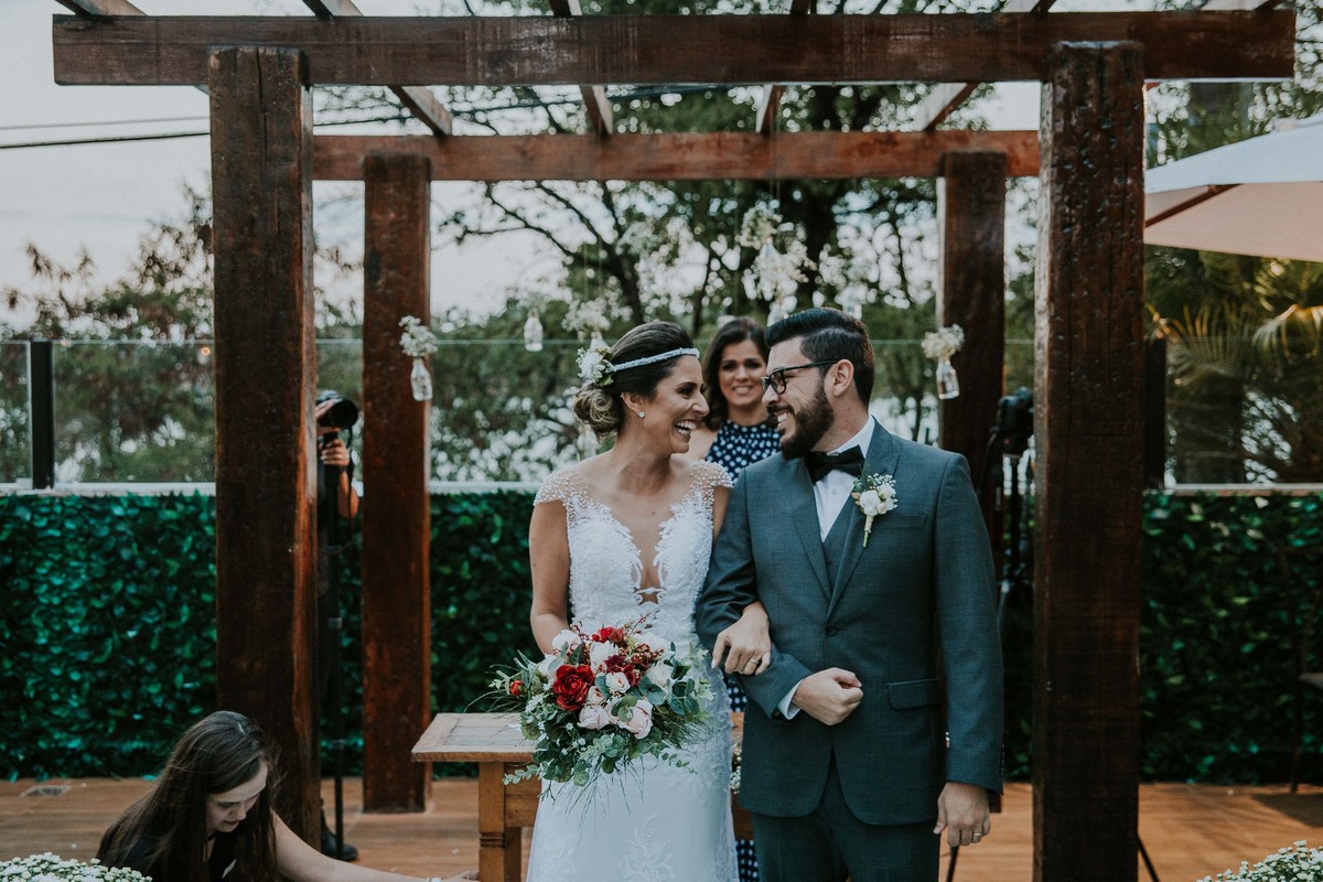 noivos sorrindo um para o outro após estarem casados