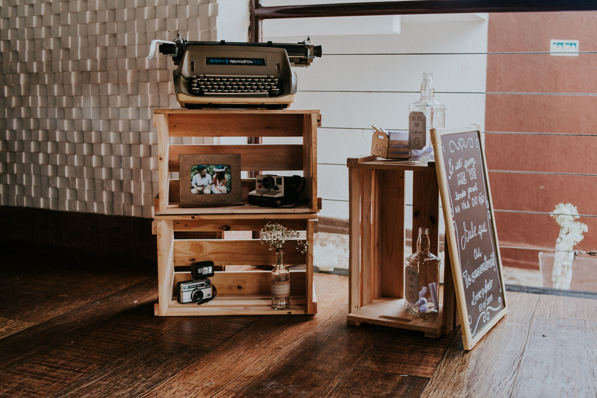 Ideias para decoração de casamento com palete usando cameras antigas e maquina de escrever antiga
