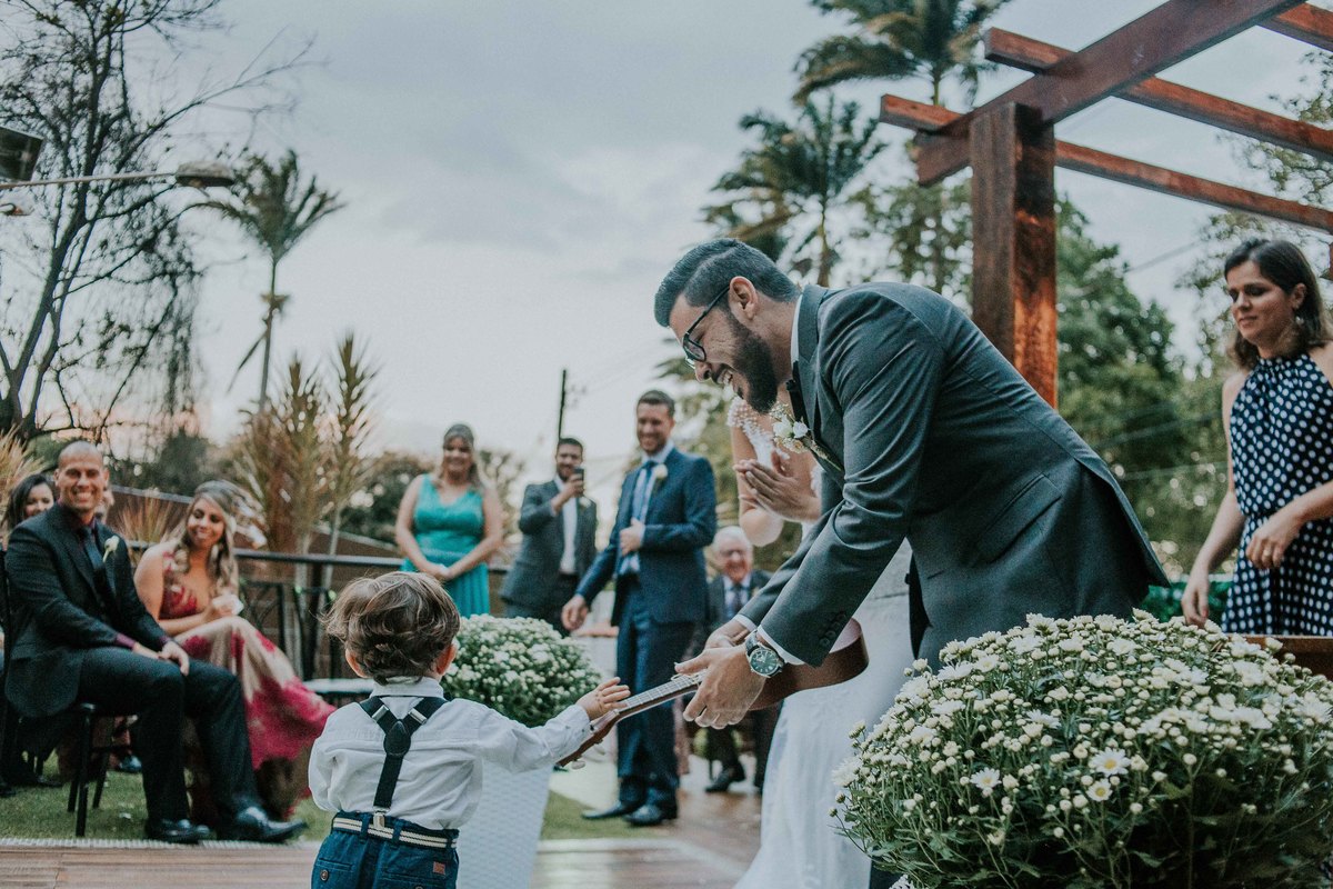 ideia para pagem levar as alianças em um ukulele