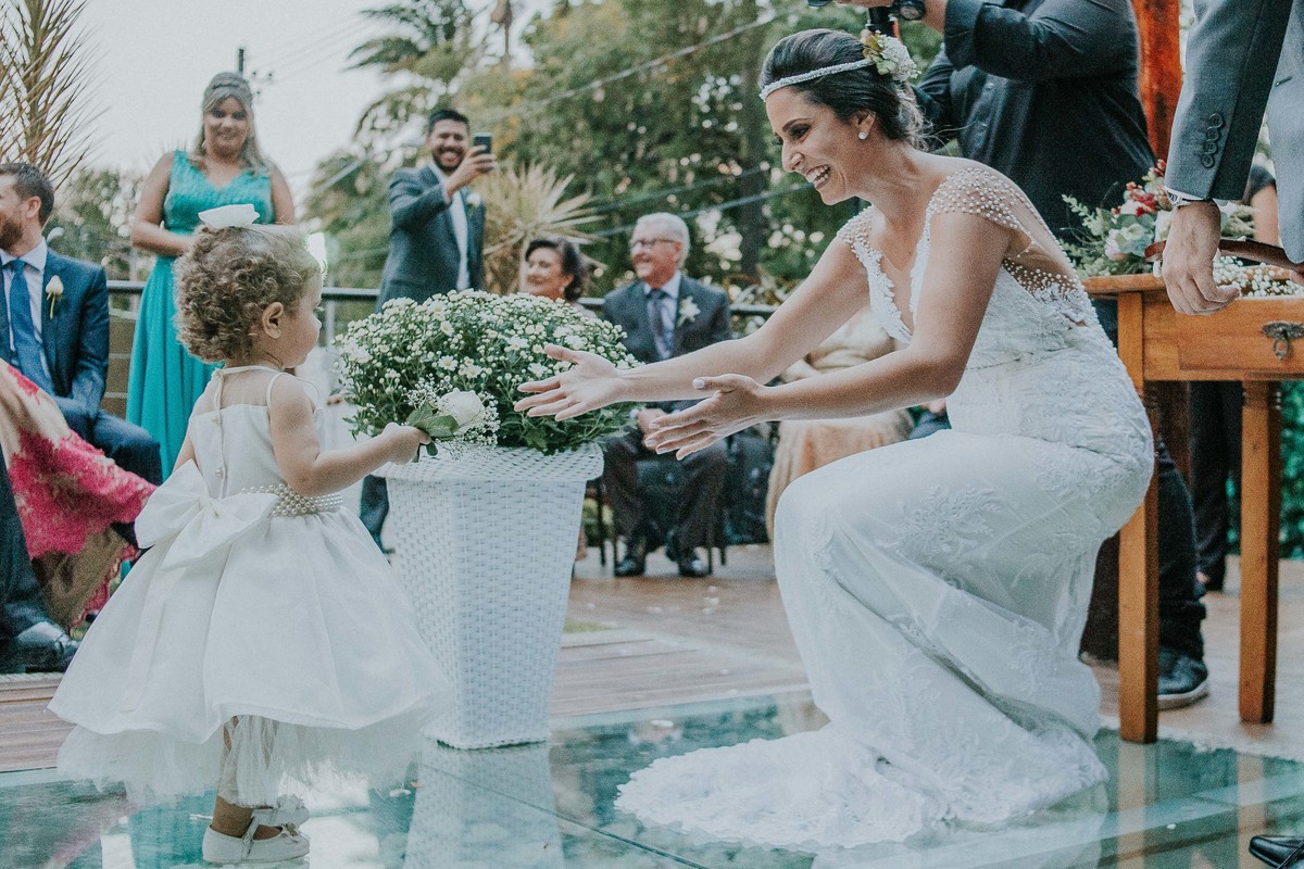 noiva abraçando o pagem durante a cerimonia de casamento durante o dia 