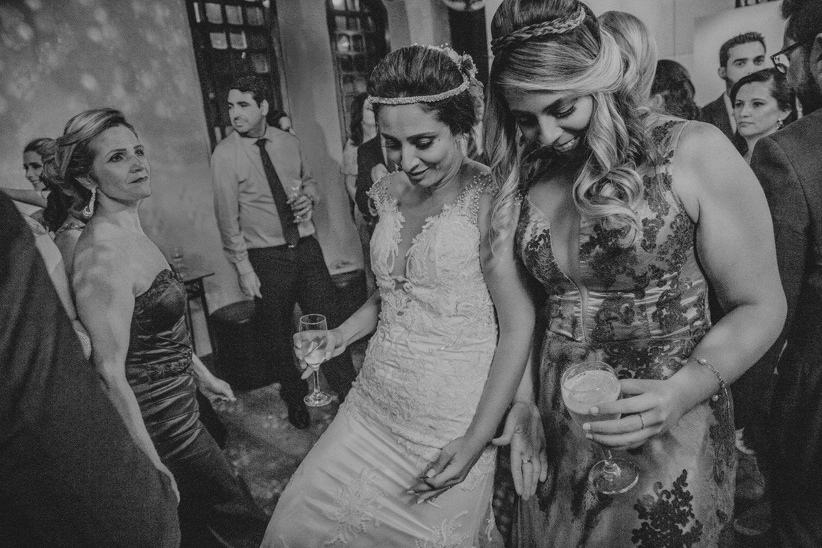 noiva dançando funk junto com a irma