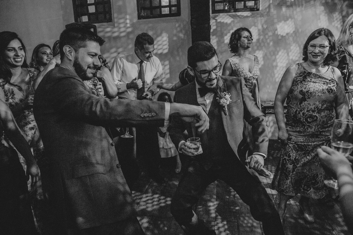 fotografia criativa em preto e branco do noivo dançando na recepção do casamento