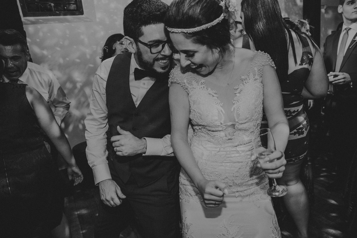 noivos dançando juntos em uma foto criativa de casamento