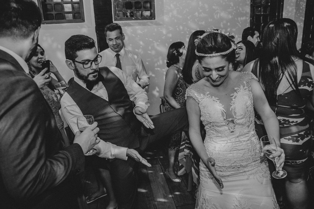 Noivos dando sarrada no ar em uma fotografia criativa de casamento