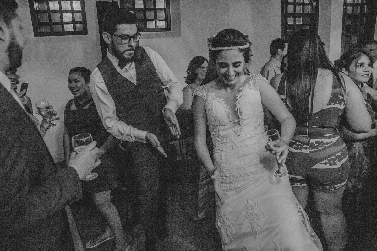 Noivos dando sarrada no ar durante a recepção de casamento em Belo Horizonte