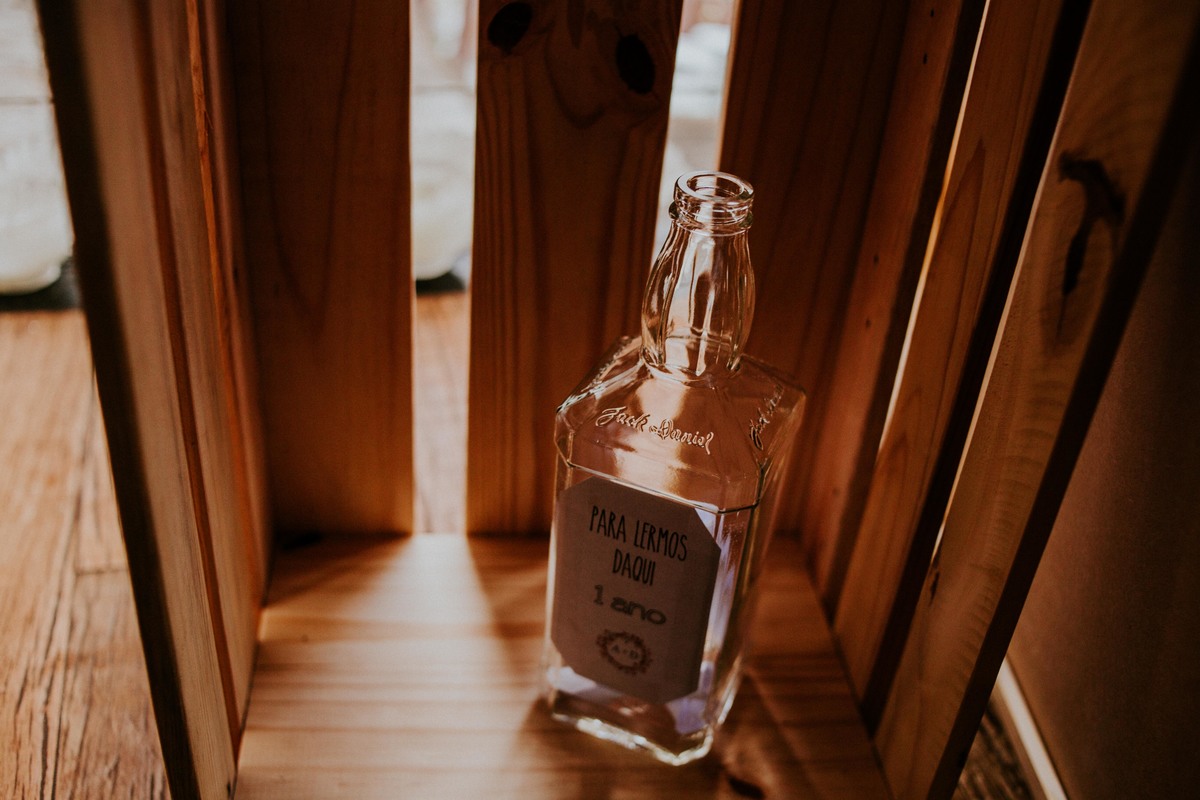 Ideia para decoração usando garrafa de Jack Daniels e palete