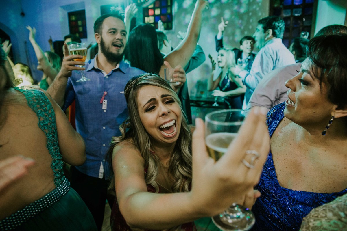 irmã da noiva declarando seu amor pela cerveja na recepção de casamento