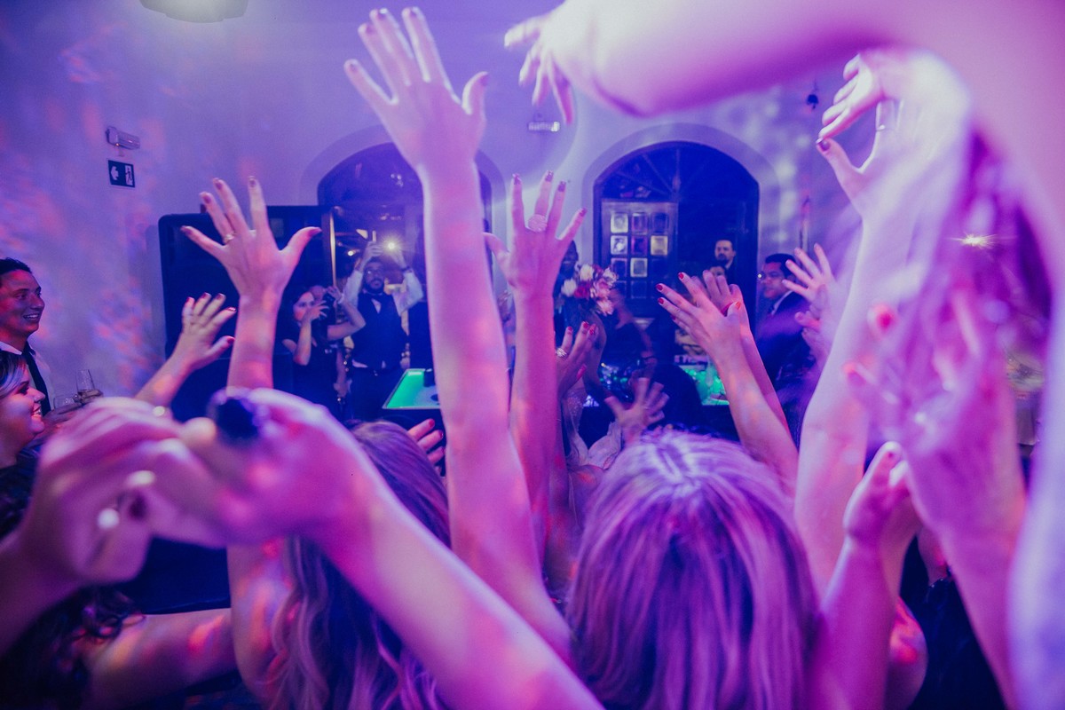 noiva jogando o buque e convidadas loucas para pegar