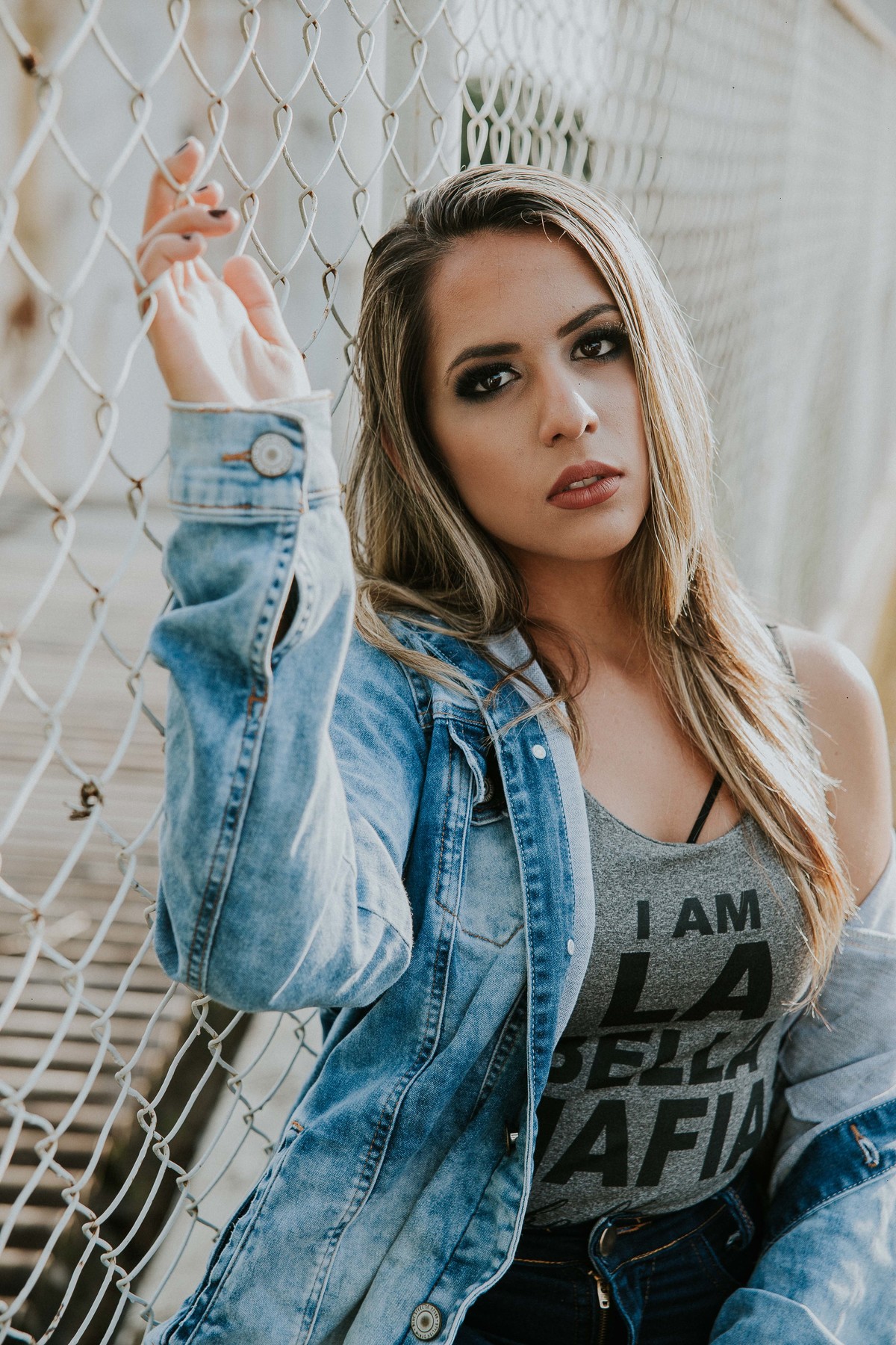 ensaio feminino no qual a modelo está olhando para o fotografo e encarando a camera