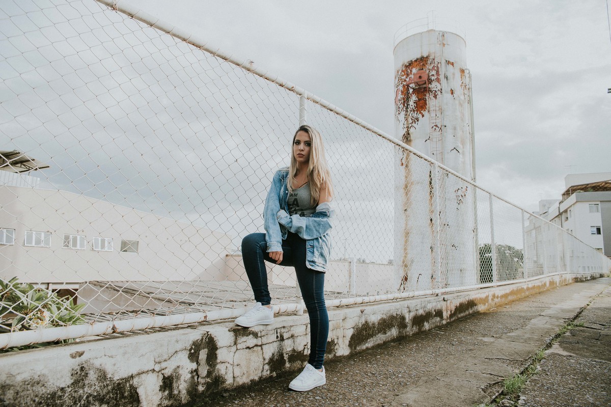 retrato feminino em betim no qual a modelo está olhando para a camera