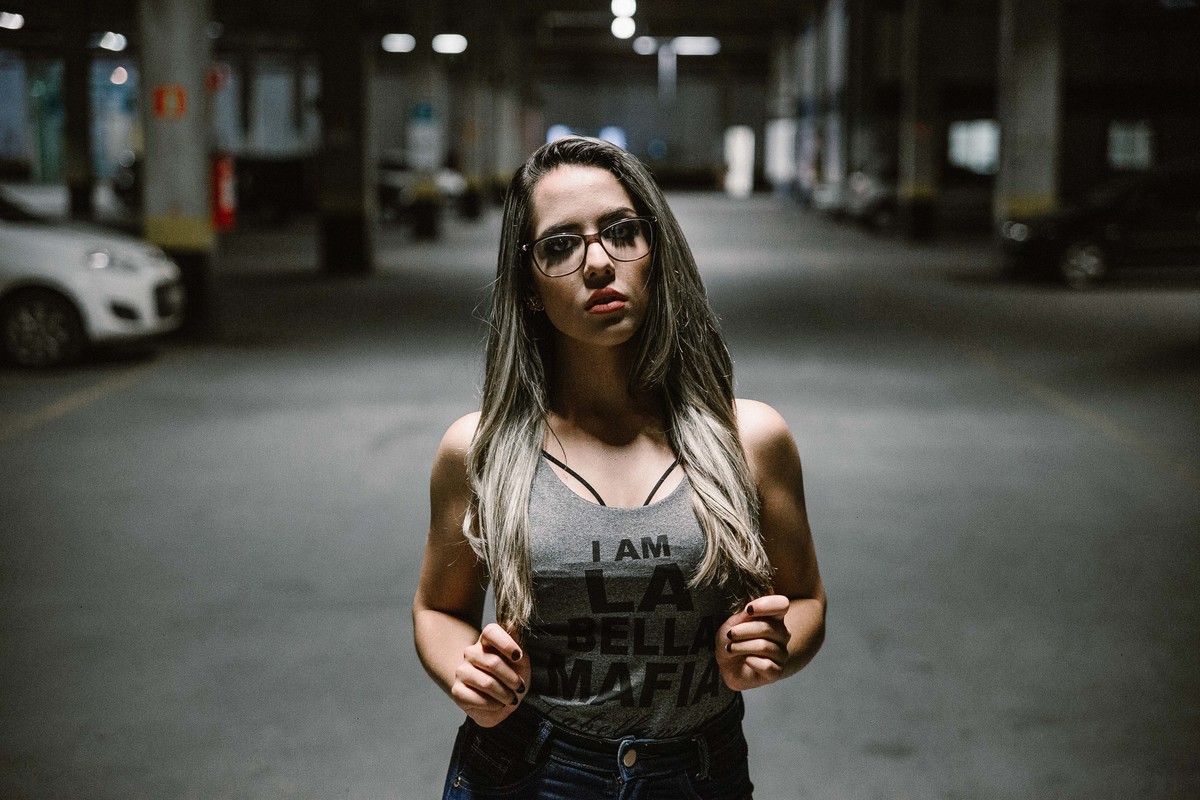 inspiração para ensaio feminino feito em Betim no qual a modelo está segurando a ponta dos cabelos.