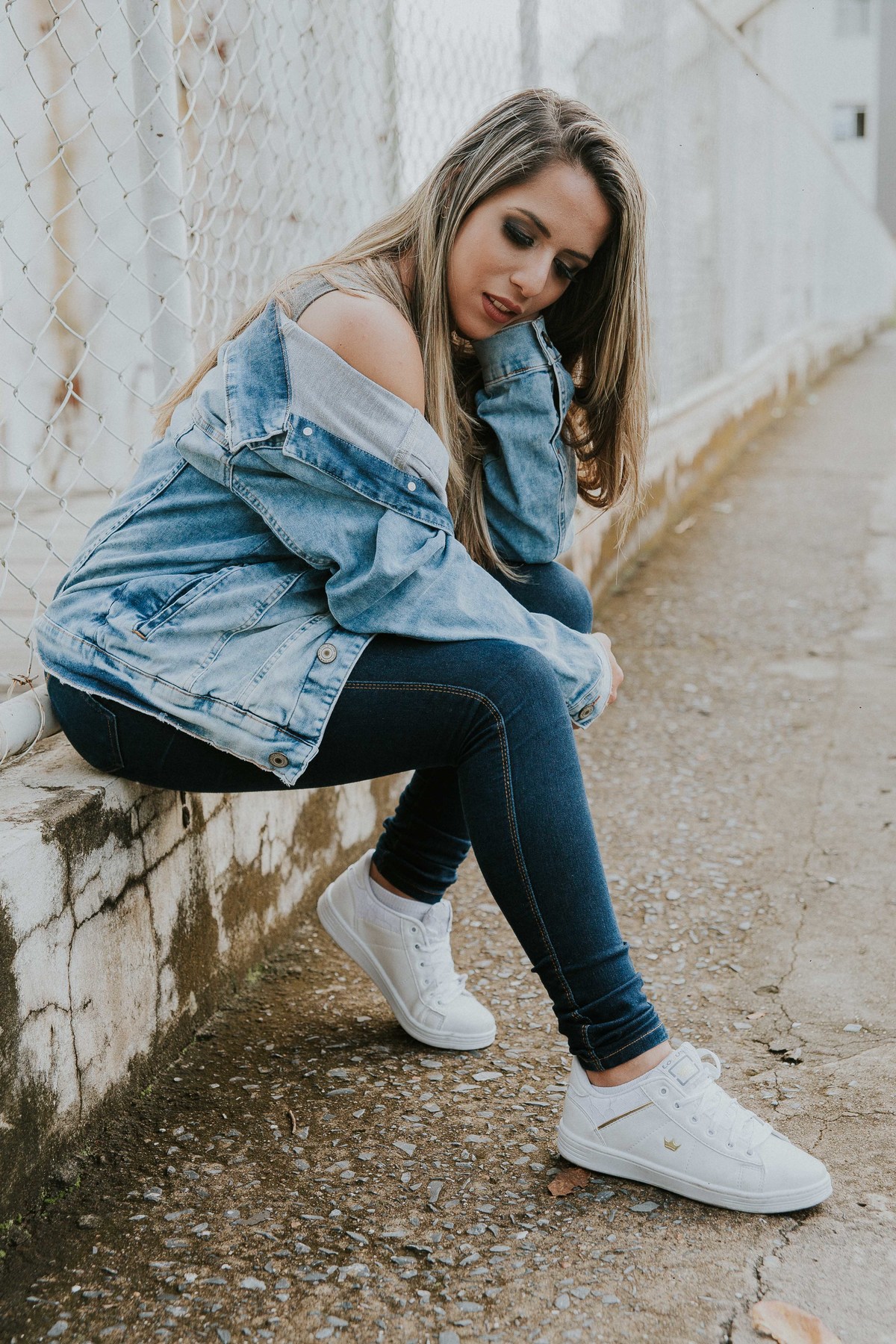 poses criativas para ensaio feminino no qual a modelo está sentada e olhando para a camera