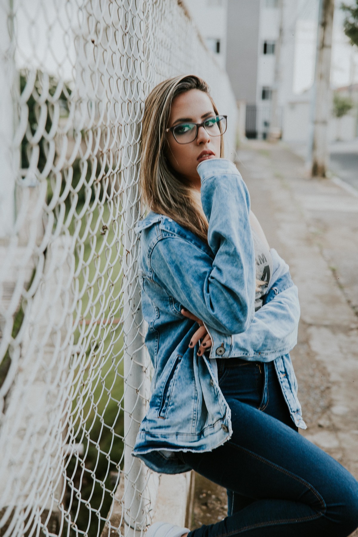 retrato feminino em betim no qual a modelo está com as mãos na boca e olhando para o fotografo