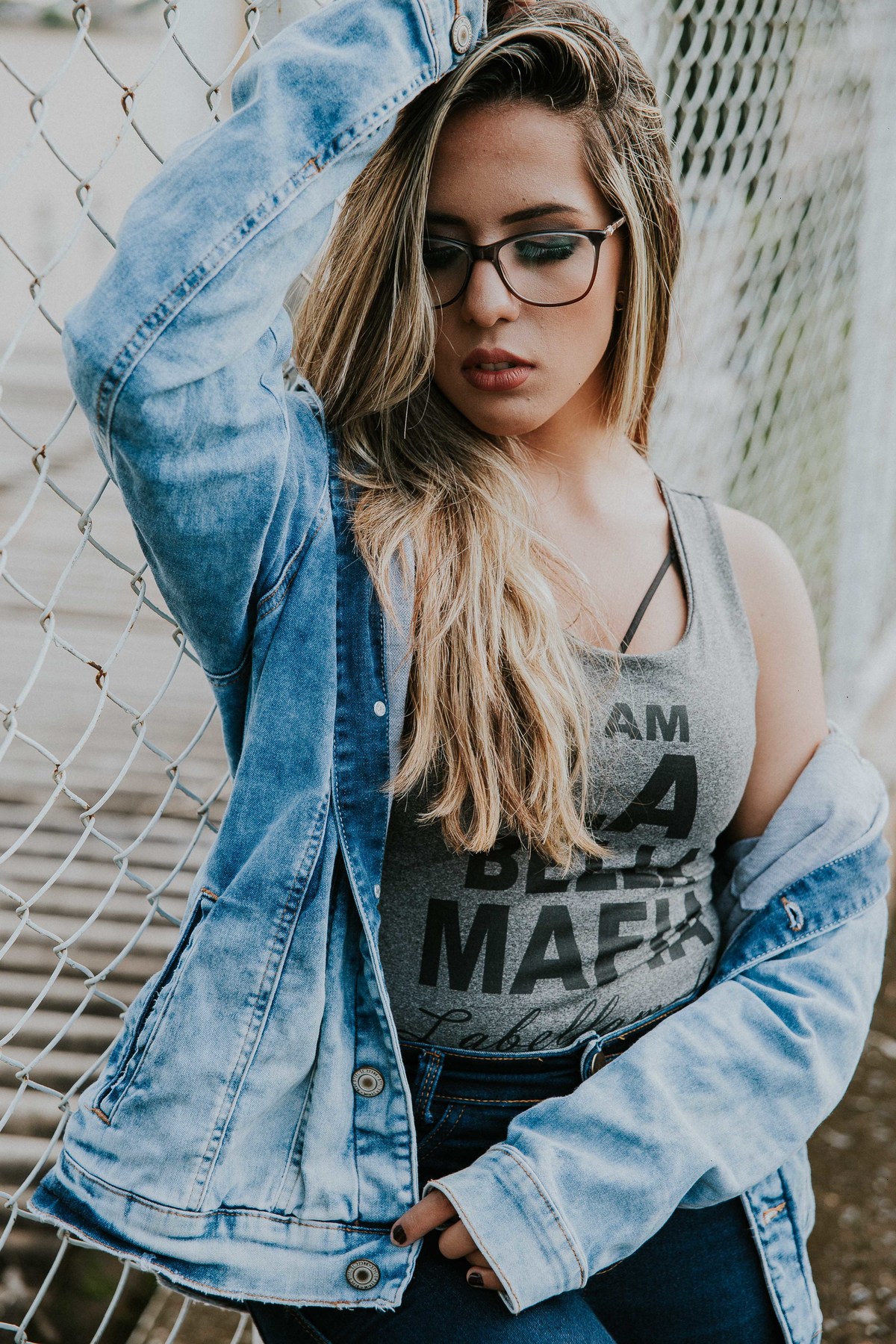 ensaio feminino street feito em betim no qual a modelo está com a mão no cabelo e olhando para o fotografo