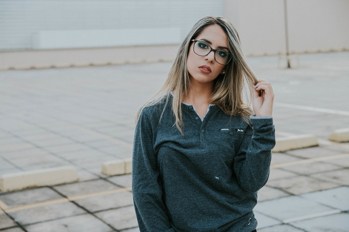 fotografo de ensaio de 15 anos em betim no qual a modelo está olhando para o fotografo em um ensaio street