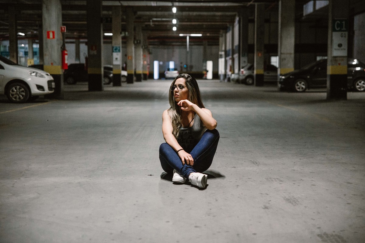 Ensaio feminino street feito no estacionamento do monte carmo shopping em betim