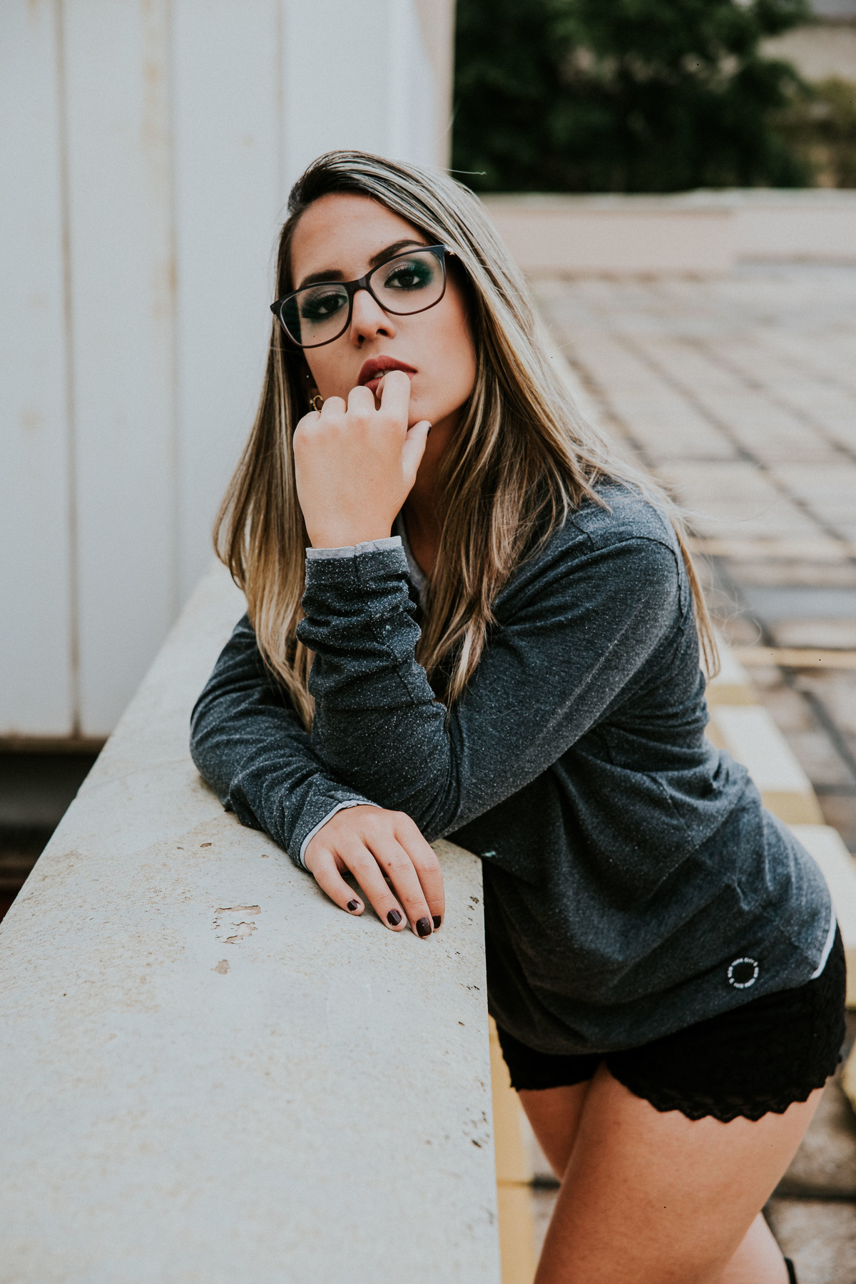 ensaio criativo de 15 anos em betim no qual a modelo está com uma das mãos na boca