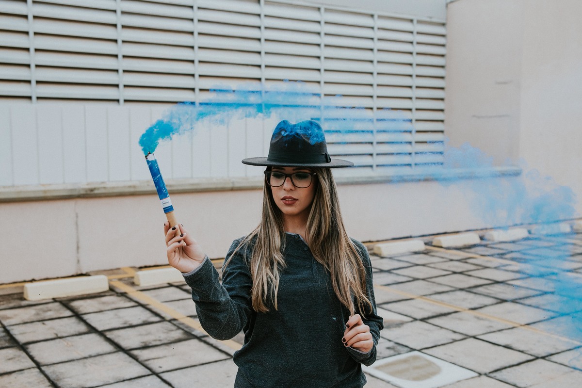 ensaio feminino street com fumaça colorida