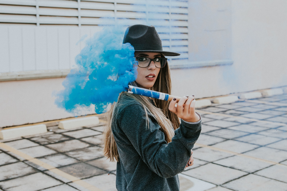 ensaio feminino street com fumaça colorida azul
