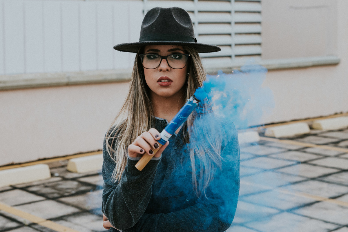 fumaça colorida para inspirar o ensaio feminino feito em betim