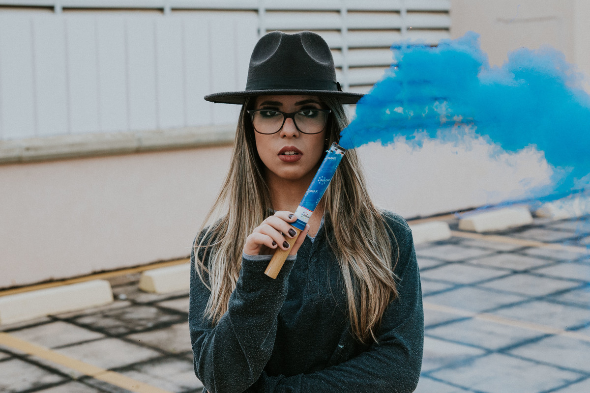 fumaça colorida para um ensaio de 15 anos em betim