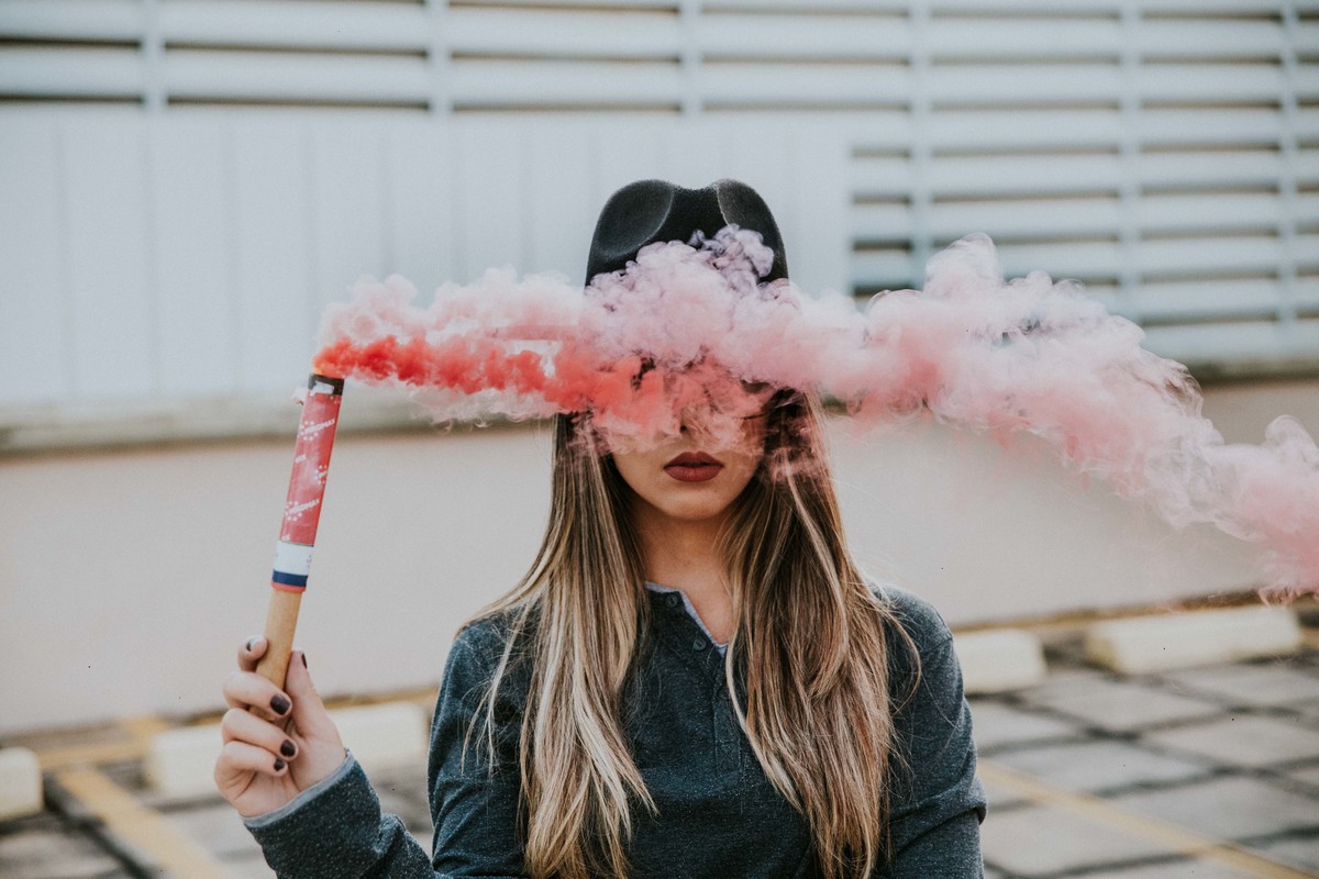 fotografia criativa para ensaio feminino em betim com fumaça colorida