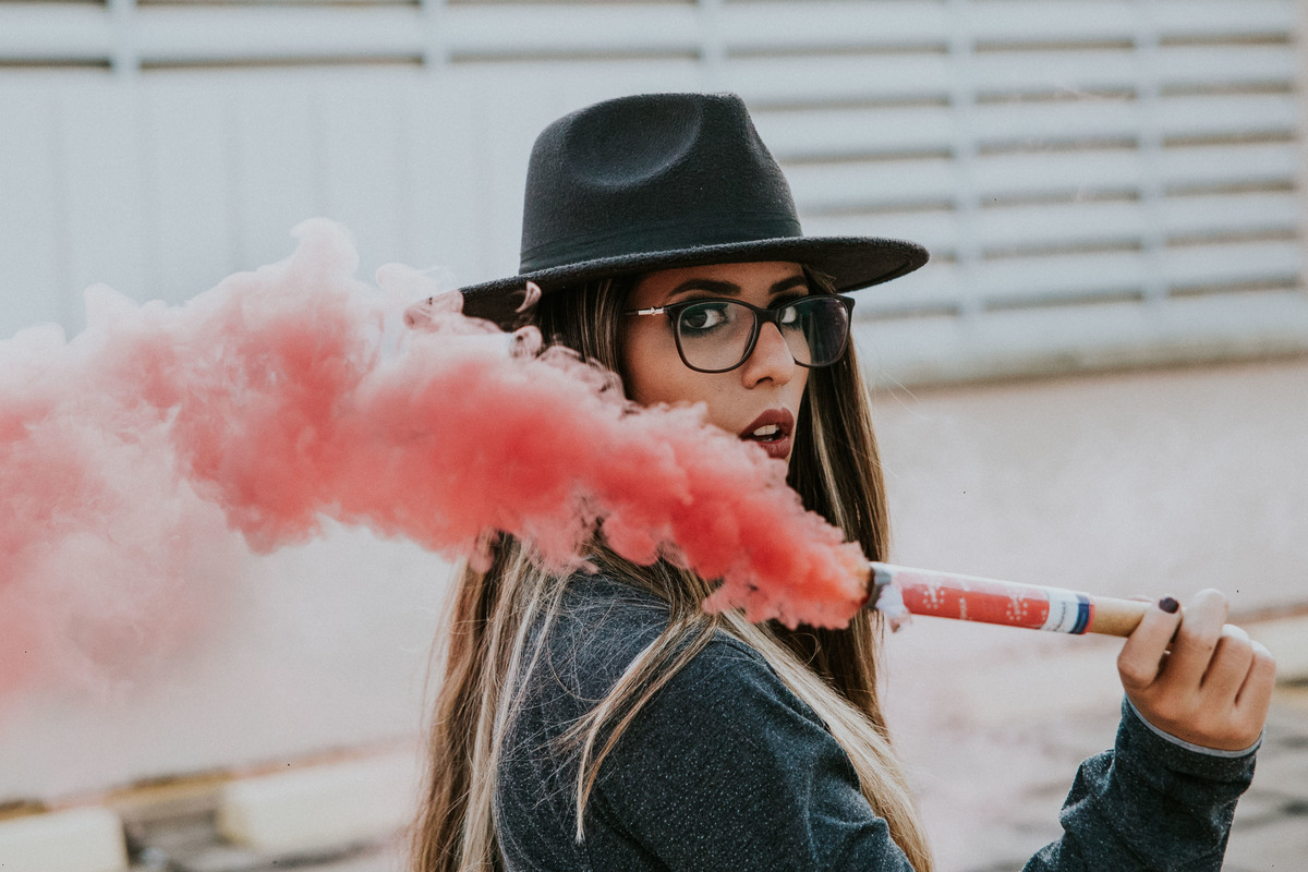 ensaio feminino em betim criativo com fumaça colorida