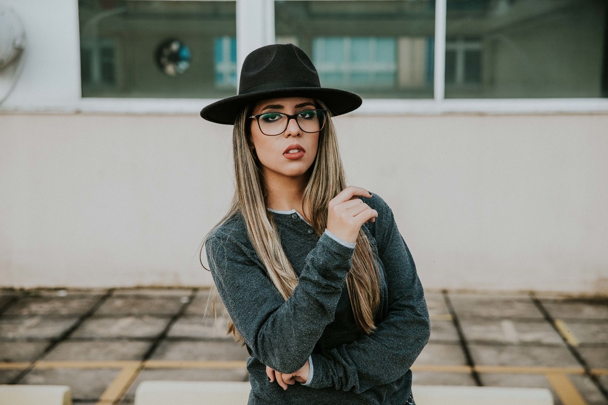ensaio fotografico de 15 anos em betim do qual a modelo está olhando para o fotografo