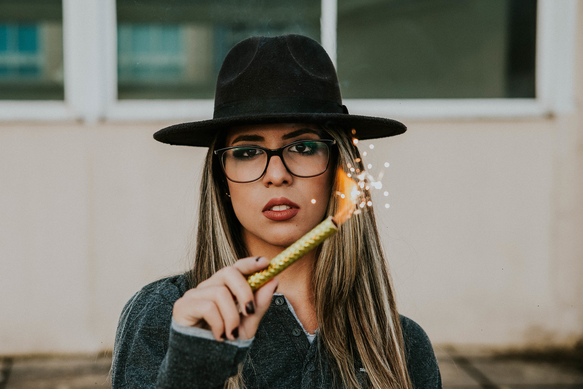 fotografia profissional de modelos do qual a modelo está segurando uma toxa de aniversário
