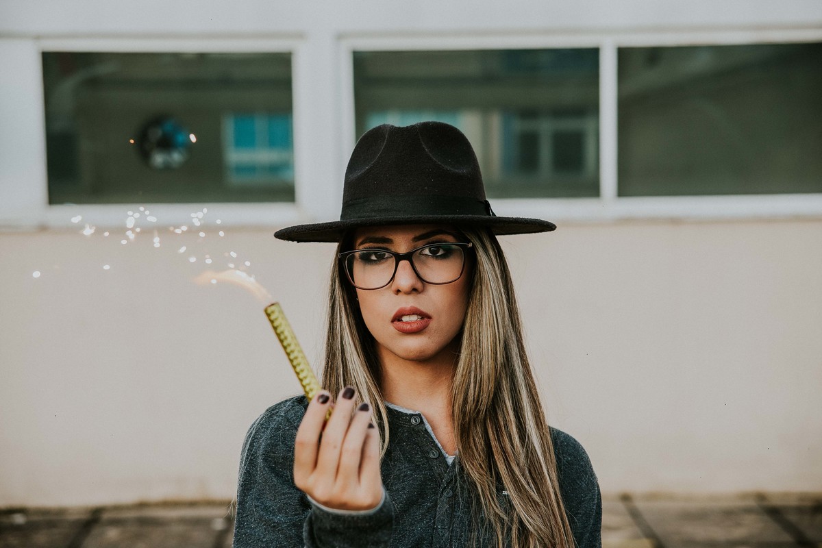 ensaio feminino criativo em betim no qual a modelo está segurando um