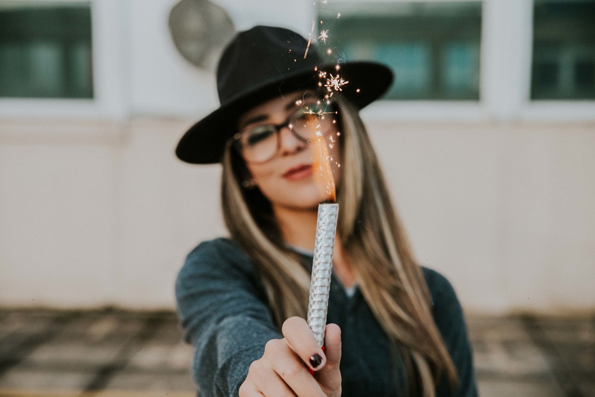 Ensaio feminino com Vela faisca no qual a modelo está sorrindo