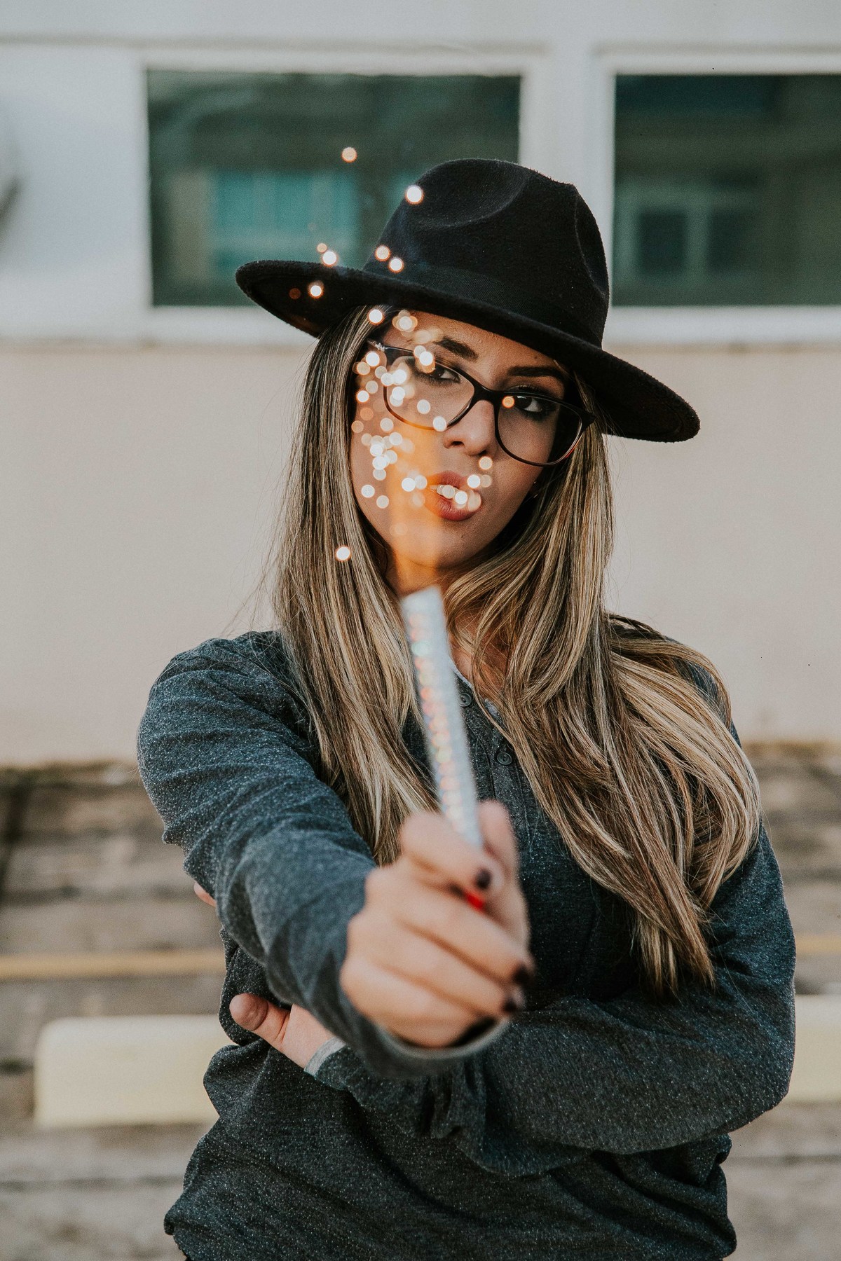 fotografo de modelos em betim criando uma foto criativa na qual a modelo está segurando uma vela faisca