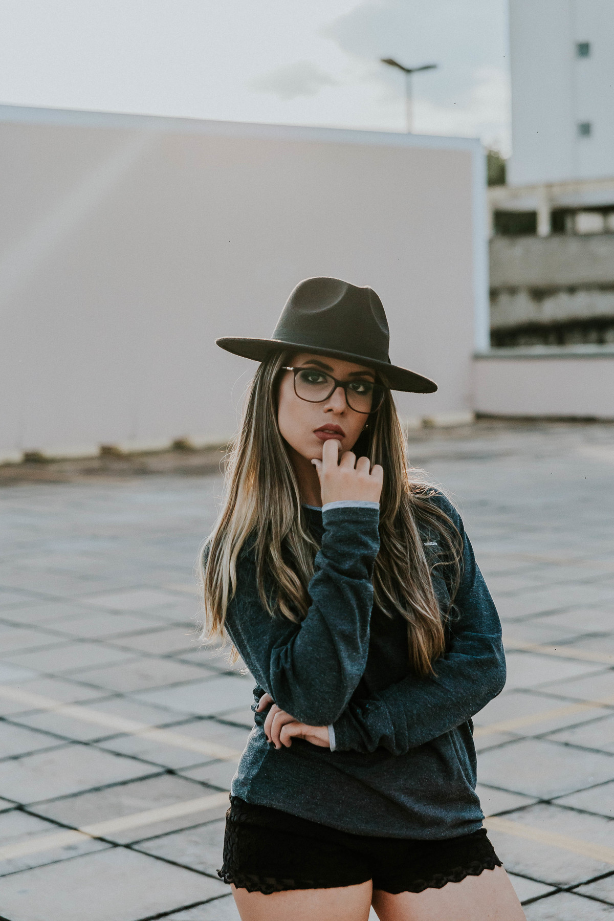 Inspiração para ensaio feminino no qual a modelo está olhando para o fotografo