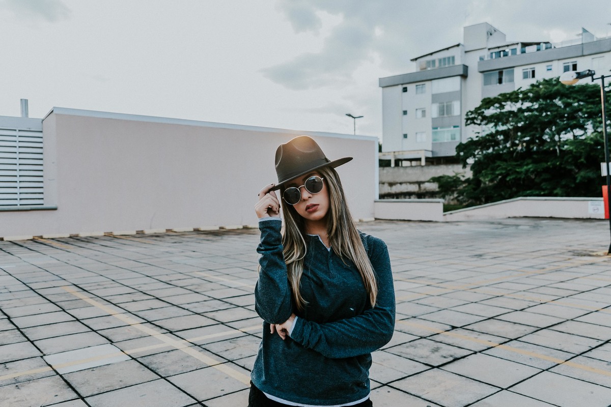Inspiração de look feminino para o dia com oculos escuros e chapéu fedora
