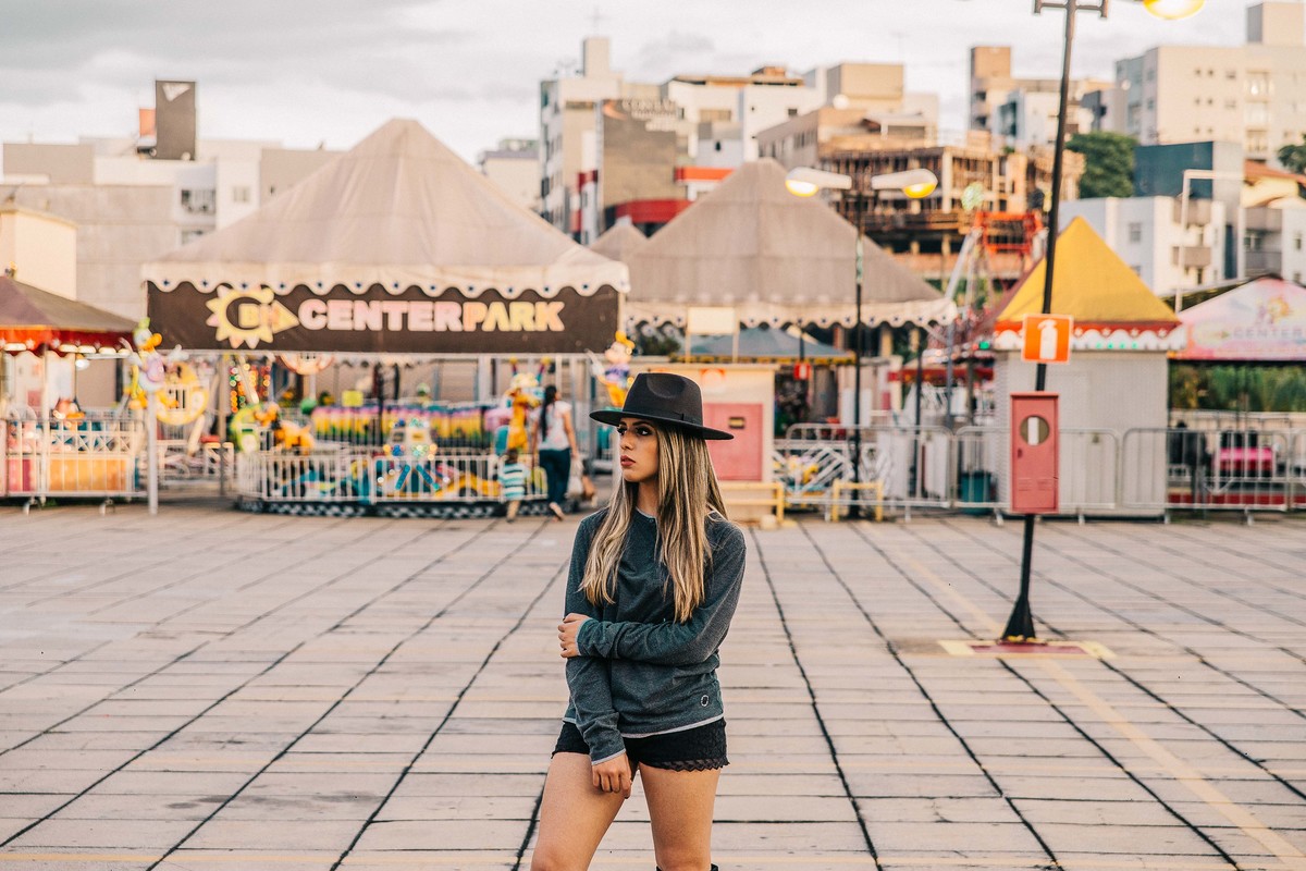 Ensaio feminino no parque de diversões.