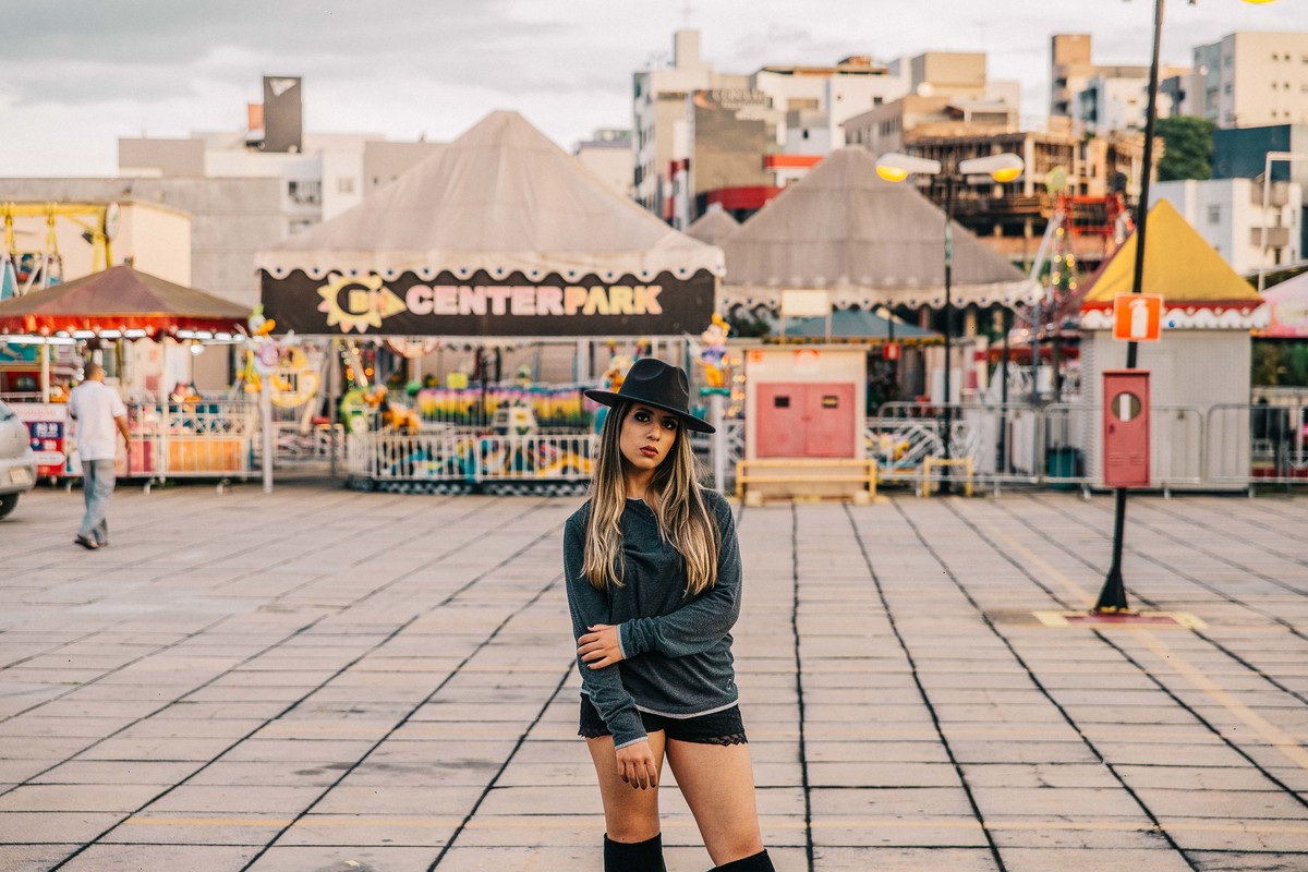 Ensaio feminino em um parque de diversoes