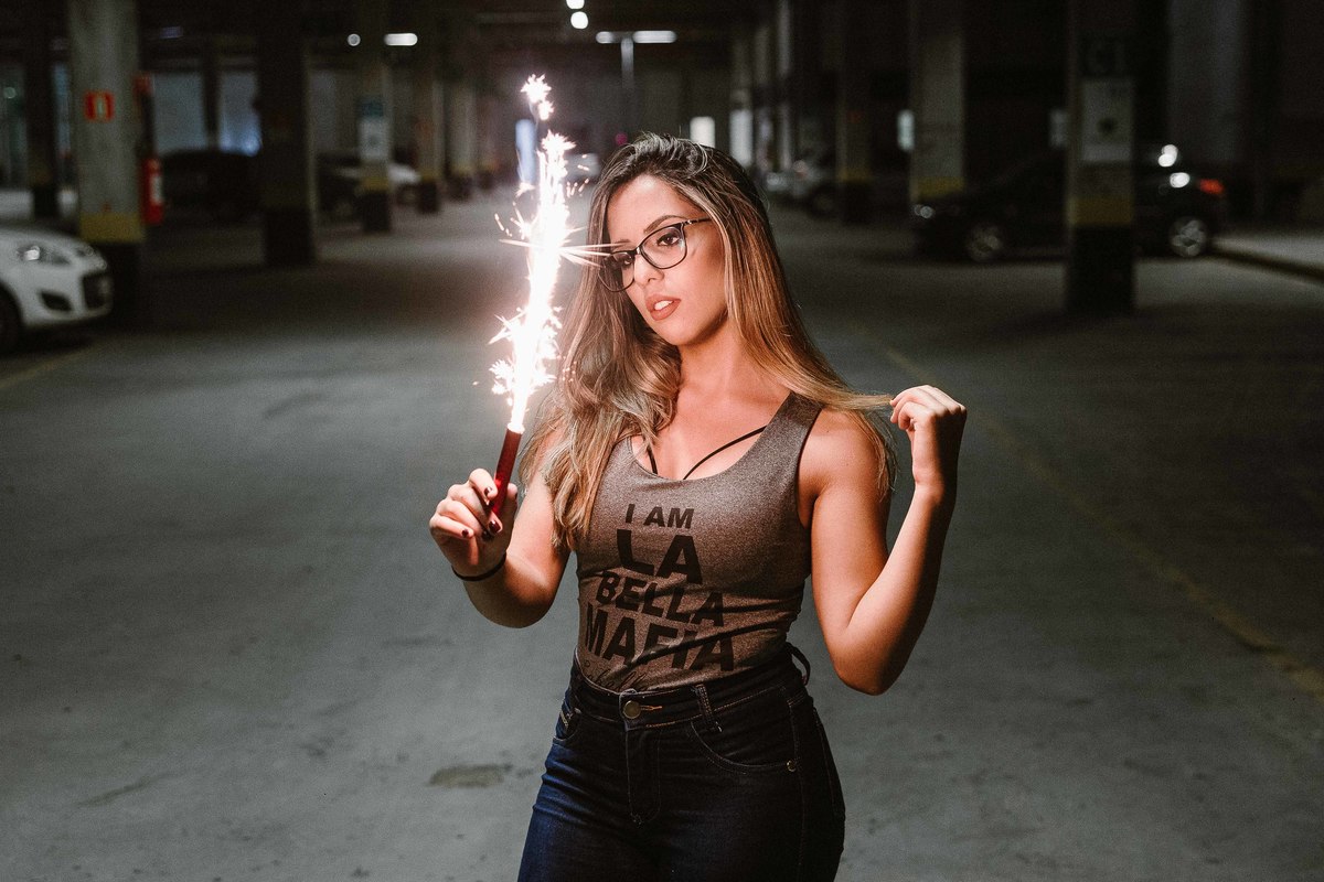 elemento criativo para ensaios femininos no qual a modelo está segurando uma tocha de luz