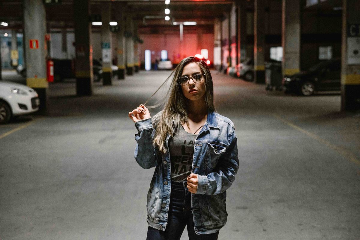 retratos femininos estilo street em betim no qual a modelo está segurando o cabelo