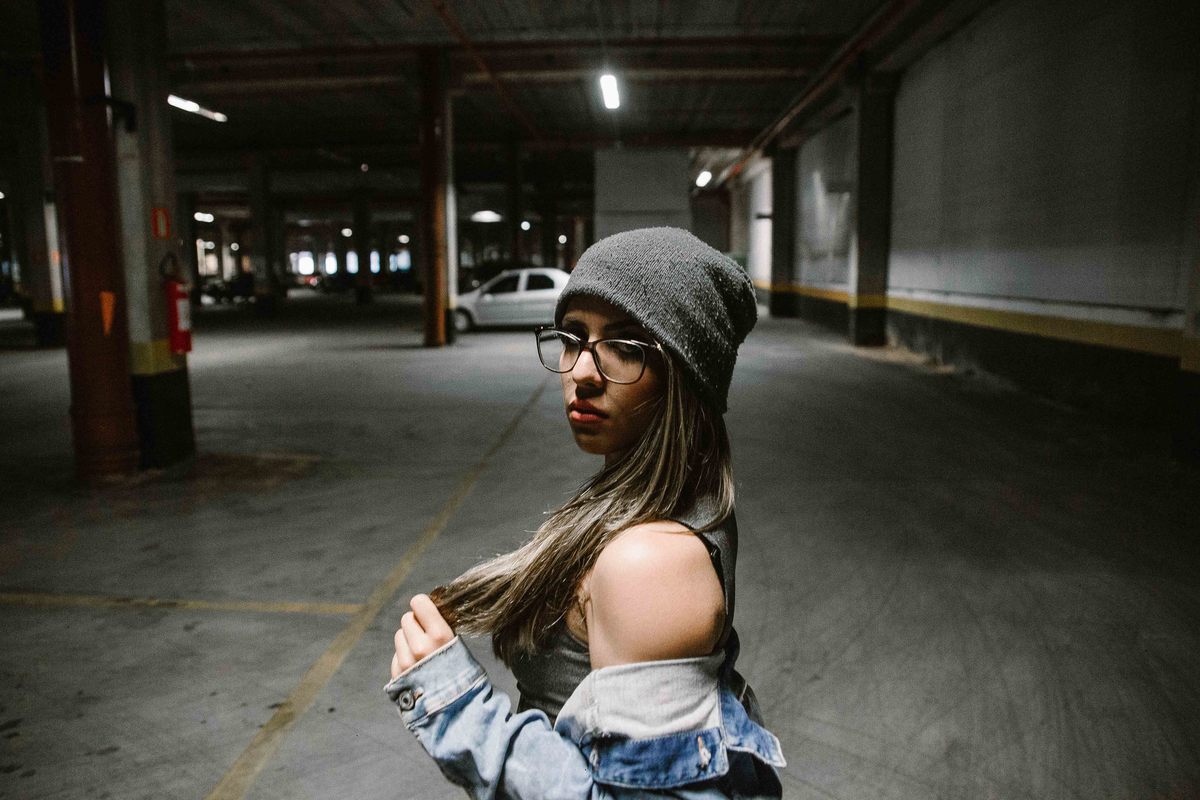 ensaio feminino criativo feito em betim no qual a modelo está olhando para o fotografo