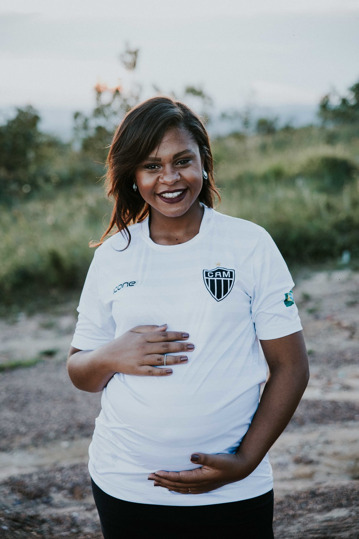 Inspiração para ensaio de gestante com tema de time de futebol, nessa foto com o tema do Atlético Mineiro
