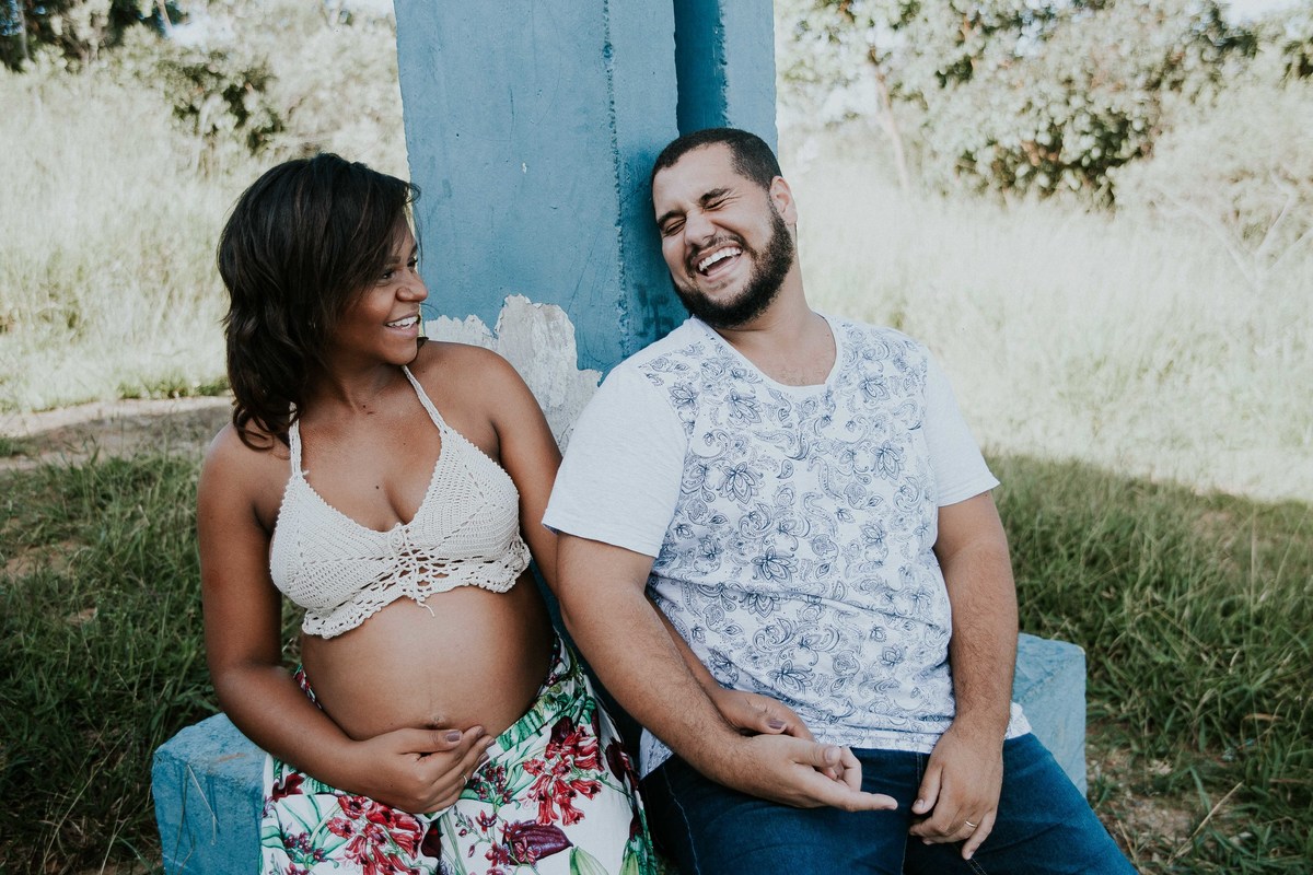 ensaio de gestante na serra do elefante em mateus leme no qual o casal está sorrindo um pro outro