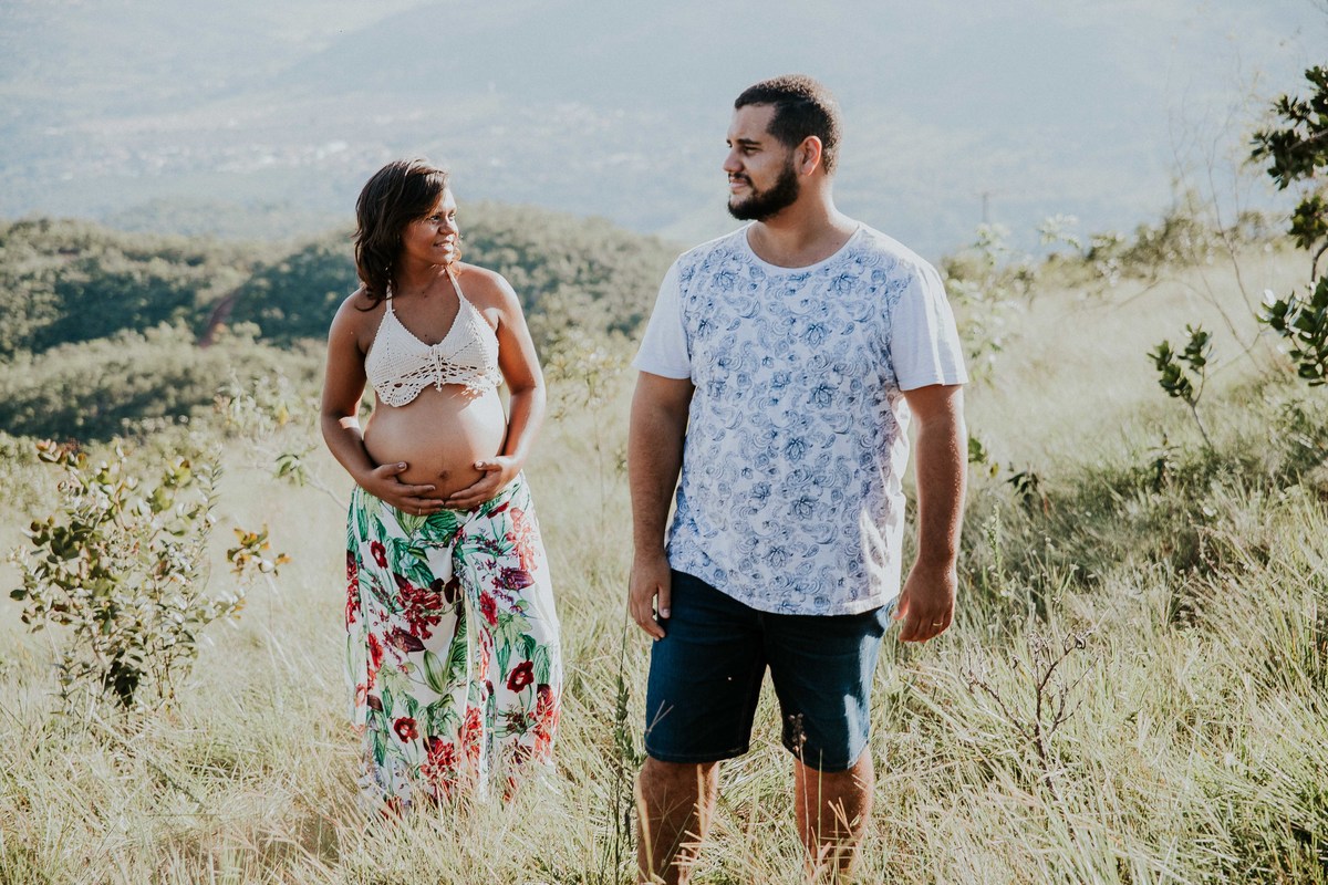 inspiração para ensaio de gestante folk no alto de uma montanha em mateus leme