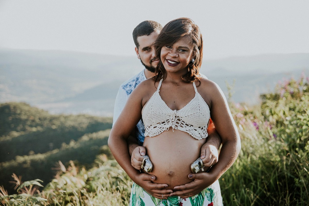retrato de casamento no qual os pais estão esperando a filha