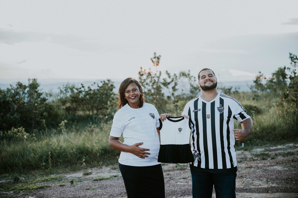 ensaio de gestante criativo com tema de time no qual os pais estão usando a Camisa do Atlético Mineiro