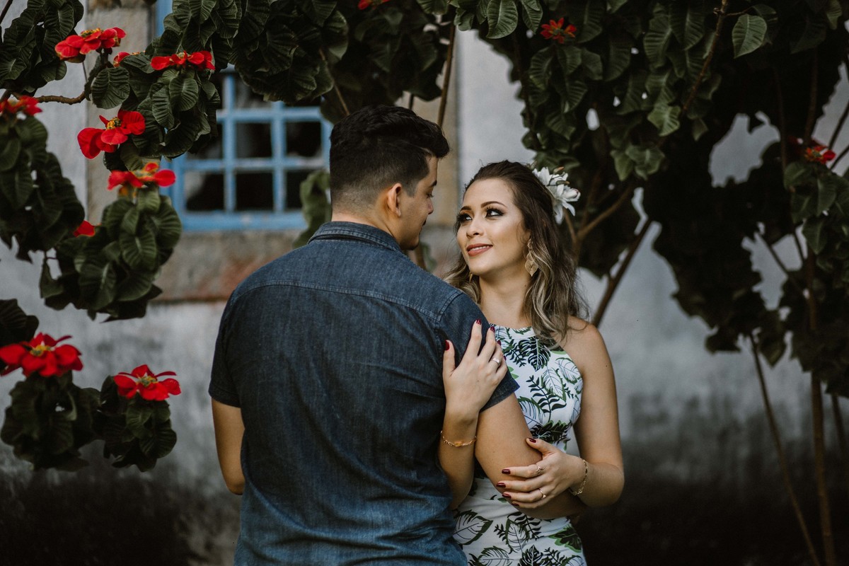 fotografia de pré casamento no qual os noivos estão em uma pose criativa de casal na serra do caraça