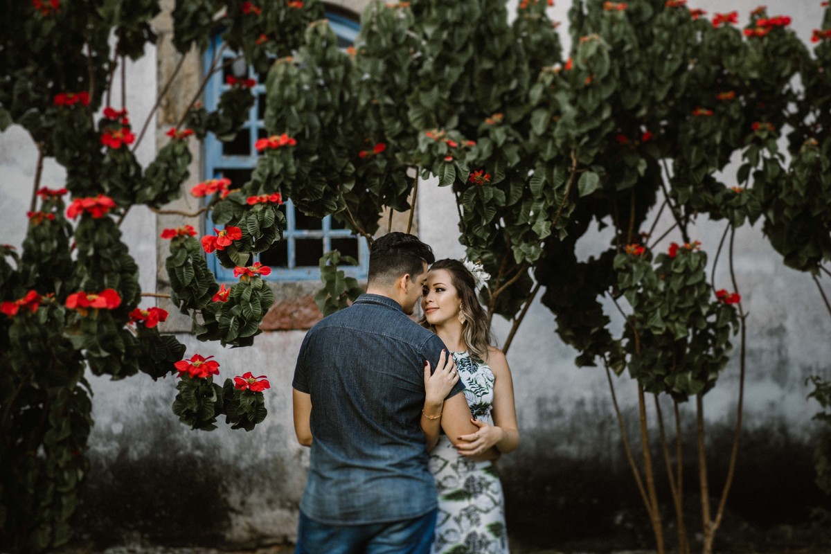 inspiração para pré casamento no qual os noivos estão se olhando 